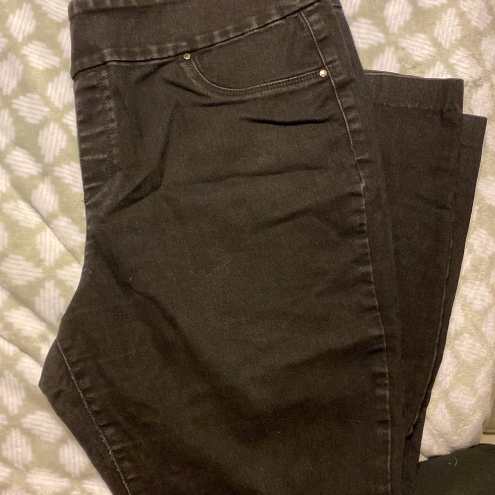 Women’s black pull in jeans